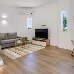 Greice Homes - Carob Tree אלמנסיל